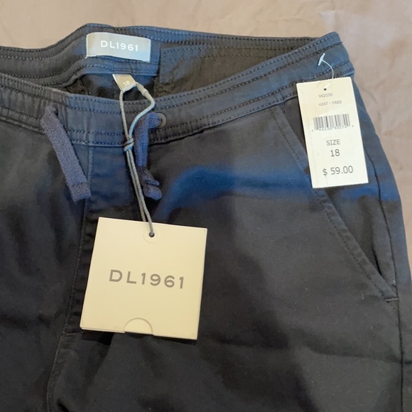 DL1961 boys pull on draw string kahki - Picture 4 of 4